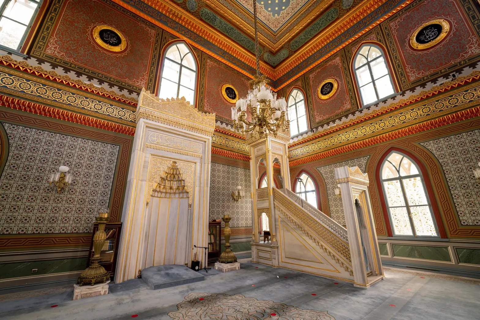 Explore the ornate interior of Yıldız Hamidiye Mosque in Istanbul, showcasing Islamic architecture.
